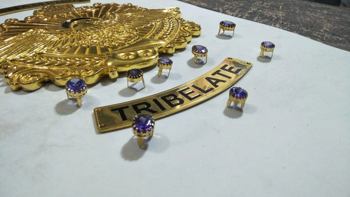 Complete accessory kit including plates, stones, and metal pieces for belt making.